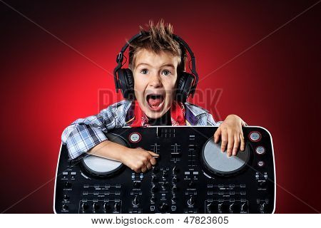 Udtryksfulde lille dreng DJ hovedtelefoner blande nogle festmusik.