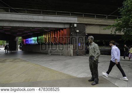 London - 05 28 2022: View Of The Standing Man And Walking Man By Sean Henry Art Installation Near Pa