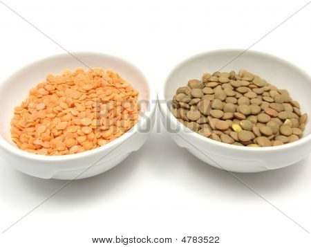 Due ciotole di porcellana con lenticchie e lenticchie rosse