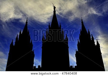 Mormon LDS Salt Lake City Temple siluetu proti modré oblohy jasno