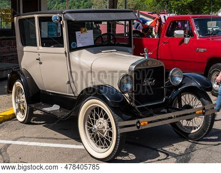 Tidioute, Pennsylvania, Usa May 27, 2023 A Tan 1927 Ford Model T Coupe On Display At A Car Show On A