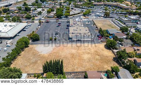Antioch, California Usa June 28, 2023: Aerial Images Over A Commercial Property With A Vacant Field
