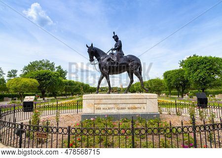 Regina, Sk, Canada, June 24, 2023: Statue Of Queen Elizabeth Ii At The Legislative Assembly Of Saska