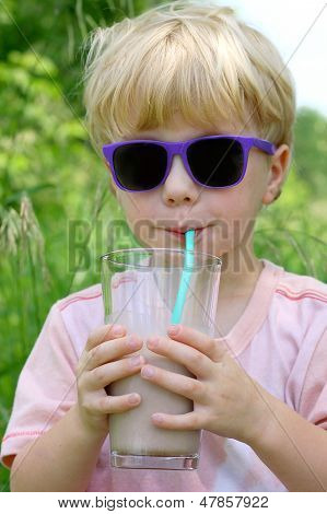 Enfant à boire du lait au chocolat