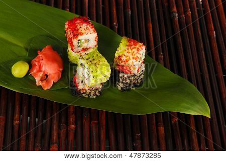 Velsmagende Maki sushi - Roll på grønne blade på bambus mat