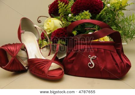 Bolsa e sapatos vermelhos