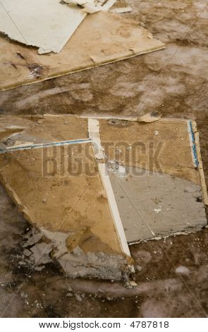 Fugas de agua dañaron pladur y alfombra