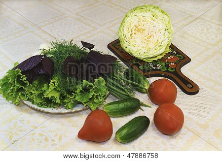 レタス、ディル、玉ねぎと野菜： トマト、キュウリ、キャベツ。