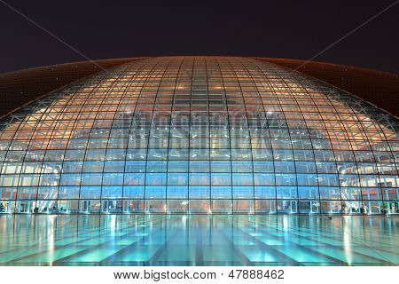 BEIJING, Kina - APR 3: Nationale center for Performing Arts NCPA natten på 3 April 2013 i være