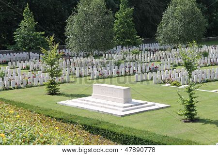 WW1 Buttes novo cemitério britânico em madeira de polígono, perto de Ypres, Bélgica