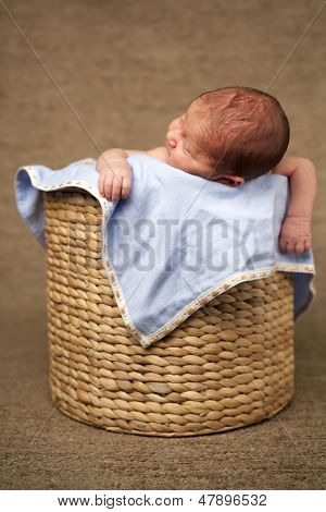 Schattig pasgeboren baby slapen in een mand Aegean