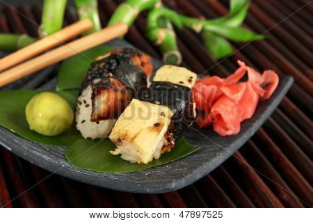 Velsmagende Maki sushi - Roll på plade på bambus mat