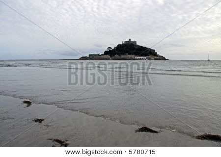 Widok na morze i plażę w St Michaels Mount w Marazion w Cornwall UK