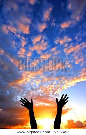 Manos hasta el cielo mostrando felicidad