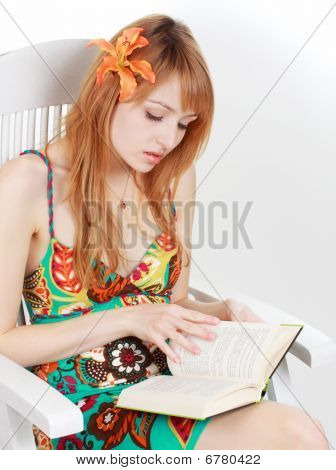 Девушка, читающая книгу