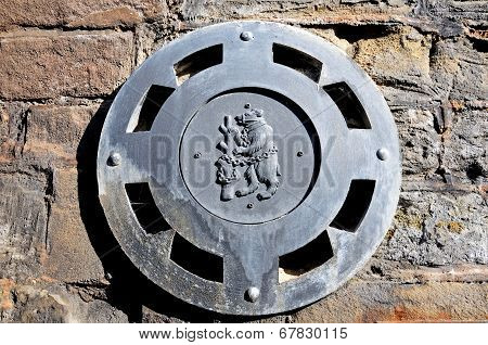 Bear and Ragged staff emblem, Warwick.