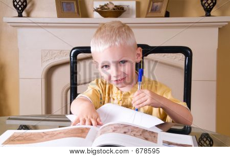 Ragazzo copiando da un libro