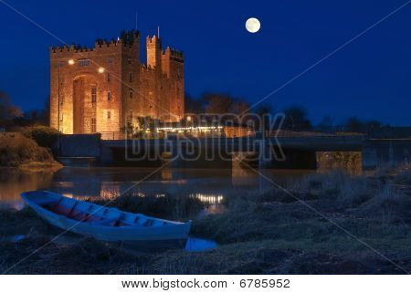 Úchvatné Bunratty hrad v západně od Irska v noci
