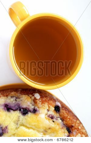 Anzeigen von oben auf Blueberry Kuchen und eine Tasse