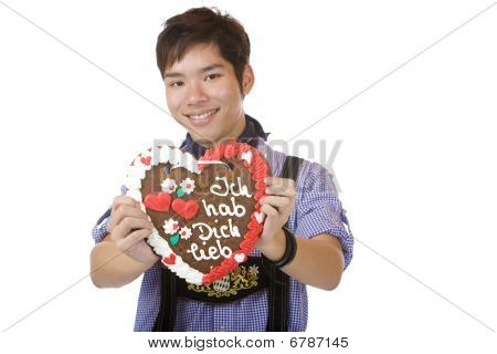 Uomo sorridente felice Holding Oktoberfest cuore In Camera