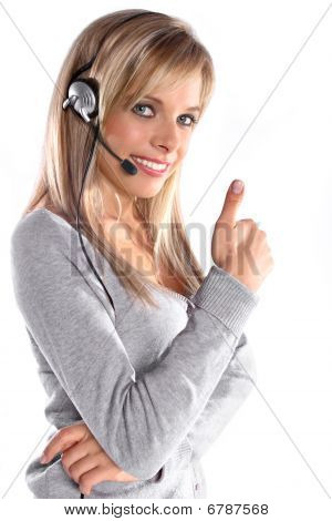 Mladá blondýnka na telefonu