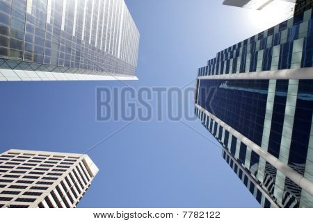 ธุรกิจอาคารสำนักงาน มุมขึ้น