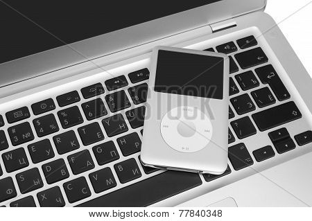 Ipod Classic 160 Gb On Silver Metal Laptop