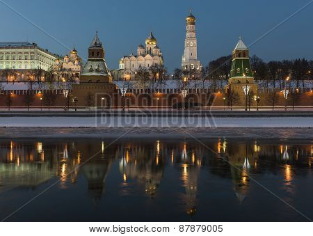 the Moskva River embankment. Kremlin at night.