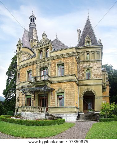 Castle Hunegg. Hilterfingen