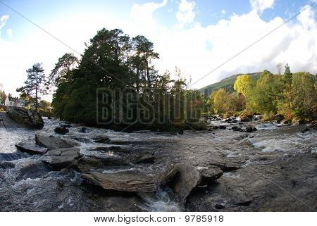 Ciemne wody Falls