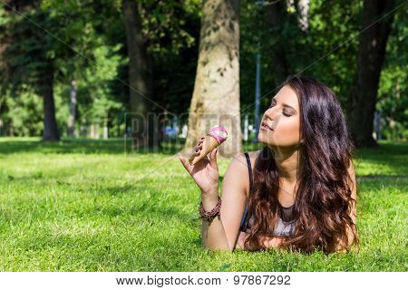 Sexy girl eat ice-cream, outdoors