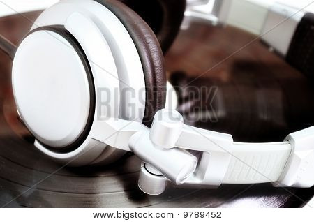 DJ-Kopfhörer, die Lügen über alte Vinyl
