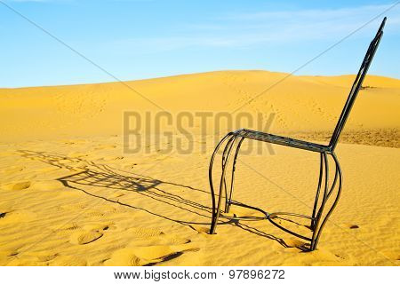 Table And Seat Sand