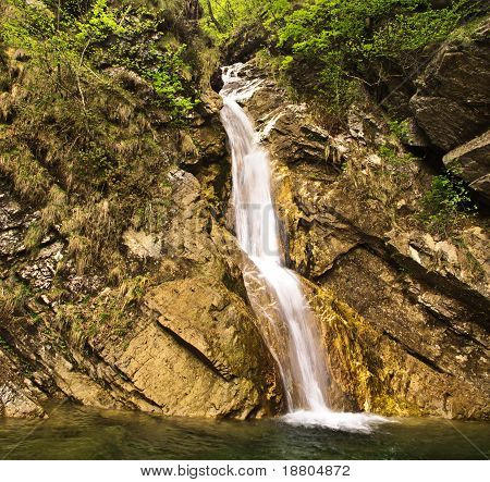 Waterval van stroom over steile steenslagbeschermkap