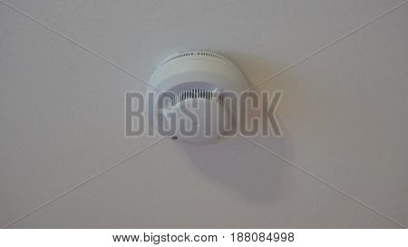 the smoke detector alarm on belom the ceiling in the apartment.