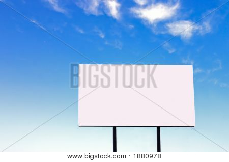 Panneau d'affichage sur un beau ciel bleu - la grande Version