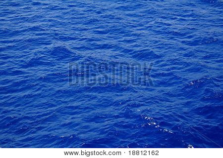 Tiefblaues Meer-Wasser-Oberfläche mit Ripple