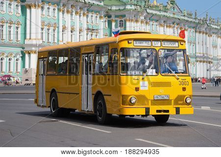 SAINT PETERSBURG, RUSSIA - MAY 21, 2017: City bus LiAZ-667 on the background of the Winter Palace. The third annual parade of retro transport in Saint-Petersburg