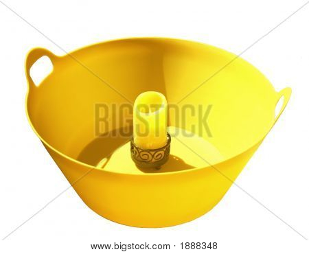 Vela acesa dentro Cuba laranja