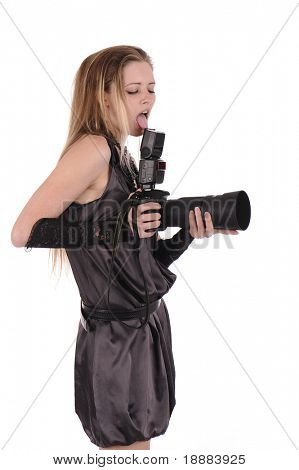 donna leccare la fotocamera isolata on white