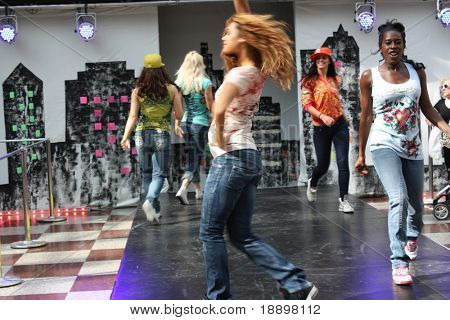 CROYDON, LONDON - 24 kwietnia: Modele w pokaz mody Fusion miejski moda na 24 kwietnia 2010 w Whitgi