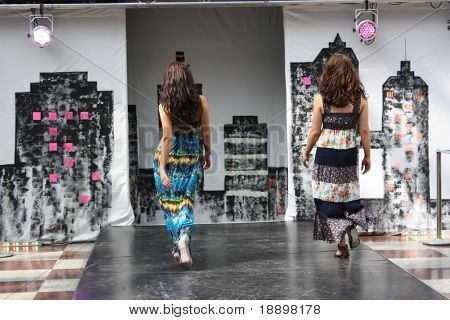CROYDON, LONDON - 24 kwietnia: Modele w pokaz mody Fusion miejski moda na 24 kwietnia 2010 w Whitgi