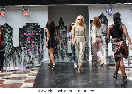 CROYDON, LONDON - 24 kwietnia: Modele w pokaz mody Fusion miejski moda na 24 kwietnia 2010 w Whitgi