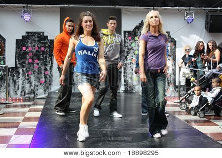 CROYDON, LONDON - 24 kwietnia: Modele w pokaz mody Fusion miejski moda na 24 kwietnia 2010 w Whitgi