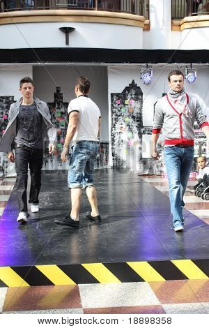 CROYDON, LONDON - 24 kwietnia: Modele w pokaz mody Fusion miejski moda na 24 kwietnia 2010 w Whitgi