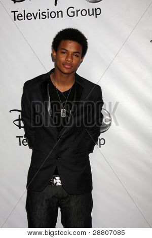 LOS ANGELES - JAN 10: Trevor Jackson przybywa w ABC TCA partii zima 2012 w Langham Huntington