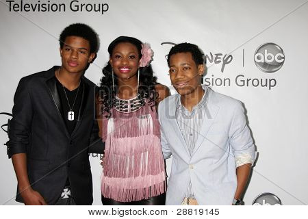 LOS ANGELES - JAN 10: Trevor Jackson, Coco Jones, Tyler James Williams przybywa w stronę TCA ABC
