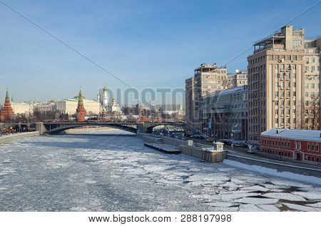Moscow, Russia - January 25, 2018: Winter View Of The Moscow Kremlin, Big Kamenny Bridge And Bersene