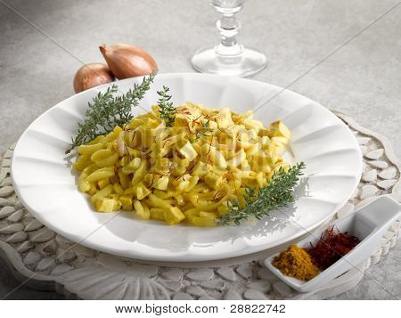 malloreddus pasta med mozzarella løg og safran