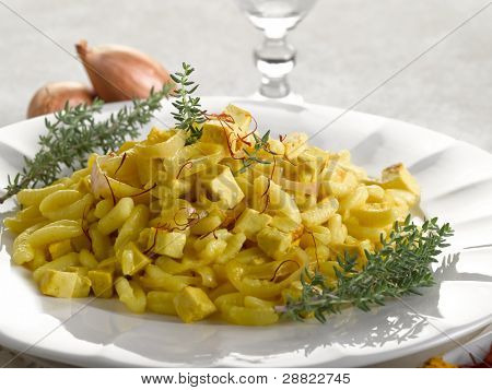 malloreddus pasta med mozzarella løg og safran